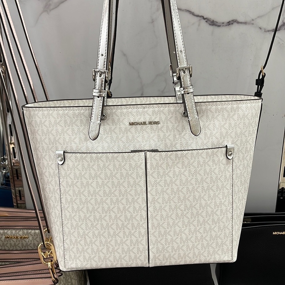 MICHAEL KORS OUTLET
Jet Set Medium Logo Pocket Tote Bag
Optic White/Silver 
NWT